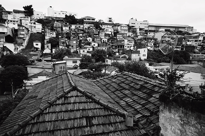 As ruas pouco arborizadas, o relevo acentuado e o baixo índice de prédios caracterizam o bairro na zona oeste. “Gosto desse recorte da vila anglo brasileira, com sua geografia acidentada, velhas chácaras, casas antigas e ruas estreitas” - Sarkis Semerdjian, @sarkissemerdjian