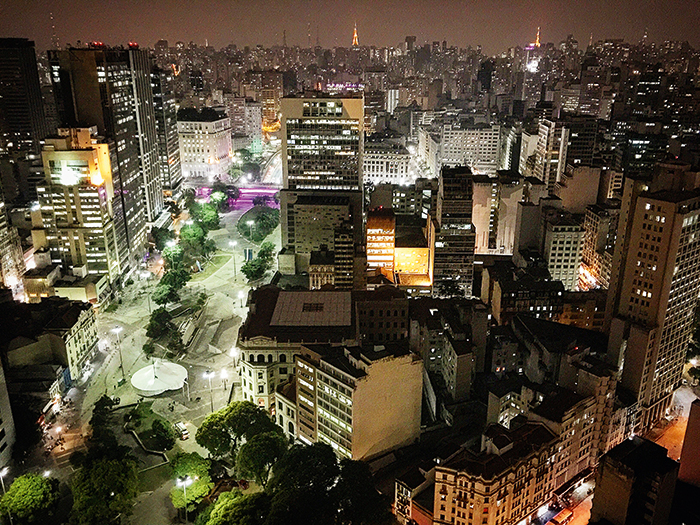 Com 170 m de altura, o prédio – o maior da capital – revela-se um gigante: são 51 andares distribuídos em 75 mil m². Do mirante, o mar de espigões se estende até os olhos não alcançarem mais. “Do topo do edifício Mirante do Vale, obra dos engenheiros Waldomiro Zarzur e Aron Kogan, localizado na região do Vale do Anhangabaú, a paisagem mostra a região central com seu caos urbano tão inspirador”, Guto Requena, @gutorequena.