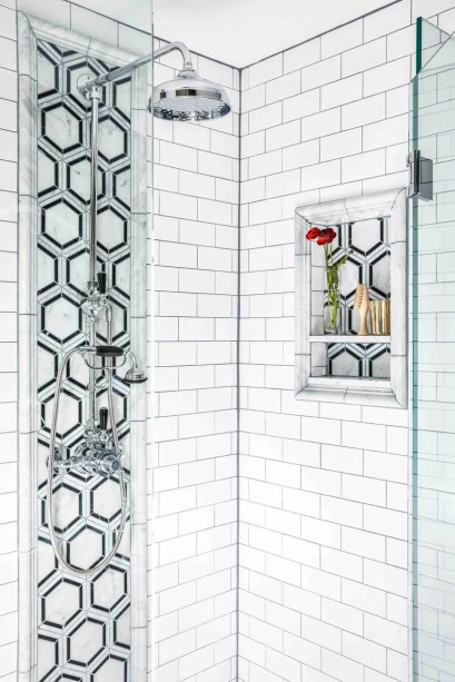 10-31-banheiros-que-incorporam-o-glamour-do-art-deco Traga uma estampa para o seu chuveiro – Quando se trata de equipar seu chuveiro, você não precisa se comprometer com apenas um estilo de azulejo. Na verdade, se você está elaborando um banheiro Art Déco, pode querer tecer outras estampas, cores e texturas.