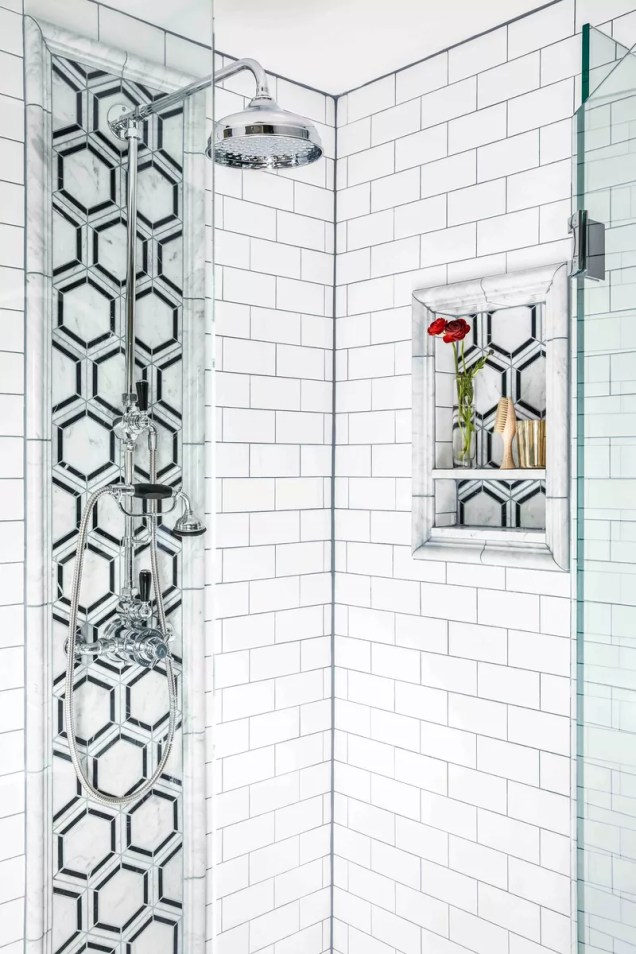 Traga uma estampa para o seu chuveiro – Quando se trata de equipar seu chuveiro, você não precisa se comprometer com apenas um estilo de azulejo. Na verdade, se você está elaborando um banheiro Art Déco, pode querer tecer outras estampas, cores e texturas.