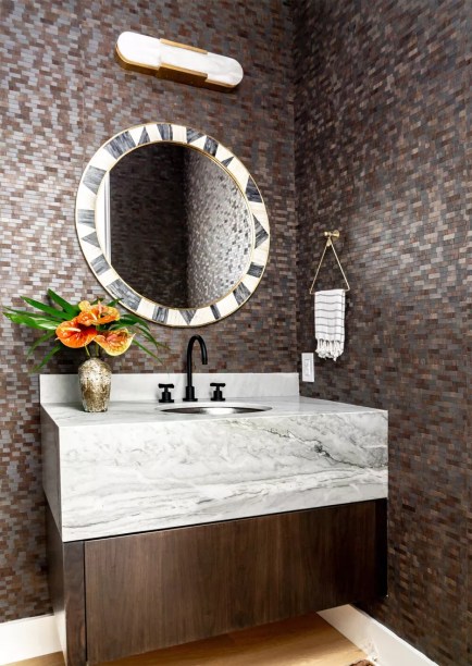 11-31-banheiros-que-incorporam-o-glamour-do-art-deco Revista as suas paredes com azulejos brilhantes – Os itens de metal eram populares durante o período Art Déco e, embora não seja necessário encher seu banheiro com essas peças, você pode conseguir uma aparência semelhante revestindo suas paredes com azulejos brilhantes. Mantenha-se fiel ao visual Art Déco, usando ladrilhos geométricos. E lembre-se de que você sempre pode adicionar textura com alguns tons diferentes.