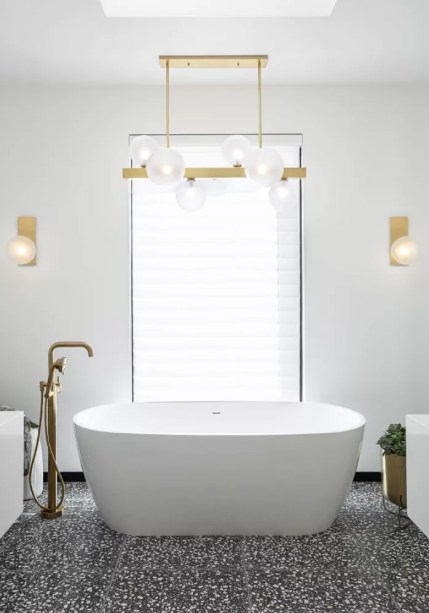12-31-banheiros-que-incorporam-o-glamour-do-art-deco Invista em iluminação de luxo – A iluminação é uma necessidade em qualquer banheiro e, uma vez que pendurar algumas luminárias impressionantes pode ser uma ótima maneira de cimentar a estética que você está procurando, não tenha medo de ousar. Pegue um lustre que ostenta as formas geométricas elegantes da Art Déco e reúna o seu espaço com um par de arandelas correspondentes.