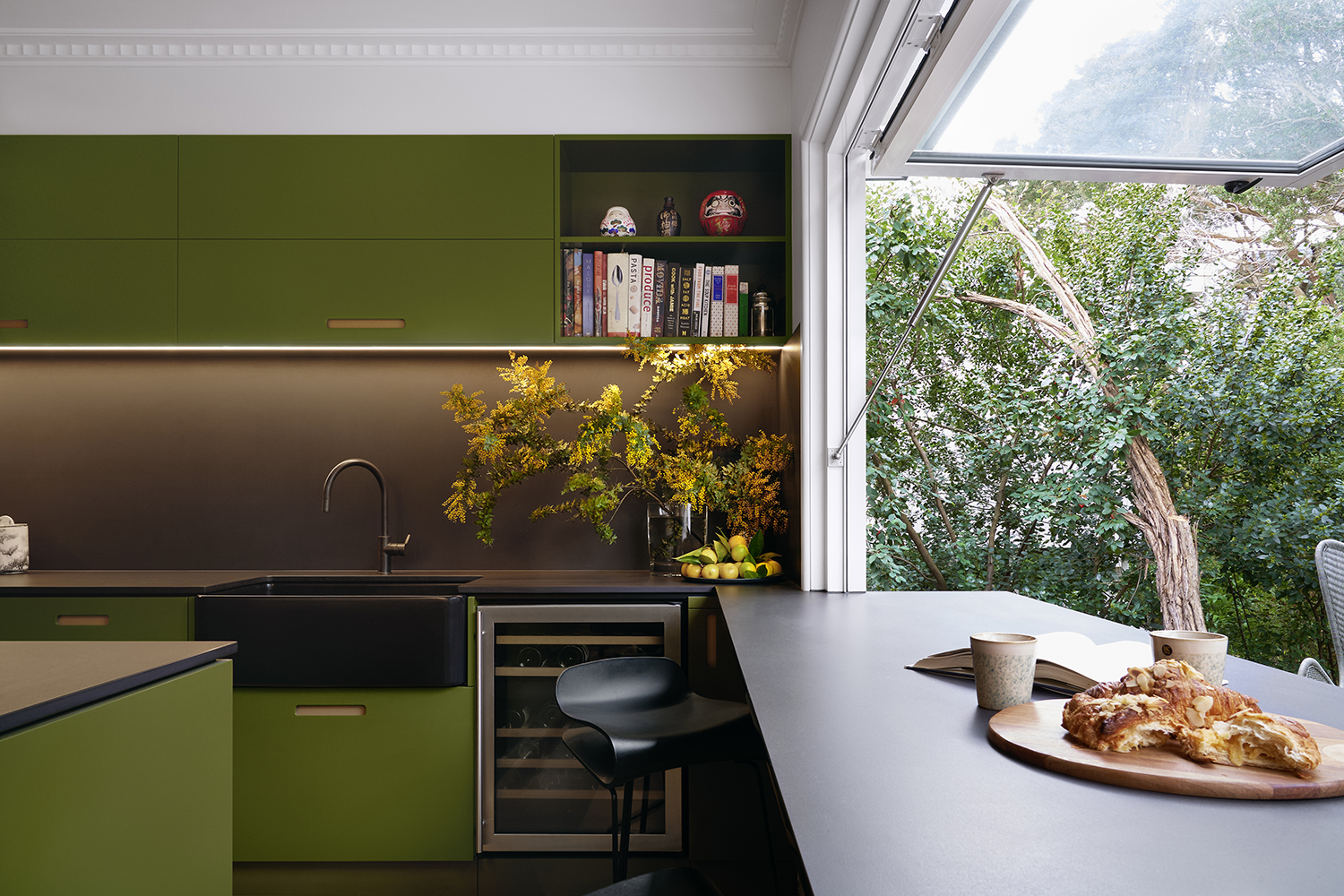 13-verde-e-ambar-se-harmonizam-no-decor-desa-casa-na-australia_1000px