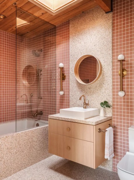 15-31-banheiros-que-incorporam-o-glamour-do-art-deco Brinque com a forma e a cor – A forma e a cor desempenham papéis importantes em qualquer projeto, mas quando você está elaborando um espaço Art Déco, pode aumentar o volume visual de ambos os elementos. Para fazer uma declaração séria, preencha seu espaço com cor e renderize tudo em uma forma claramente definida. Detalhes ainda menores, como gavetas e lâmpadas, podem causar impacto quando fazem parte de um tema visual.