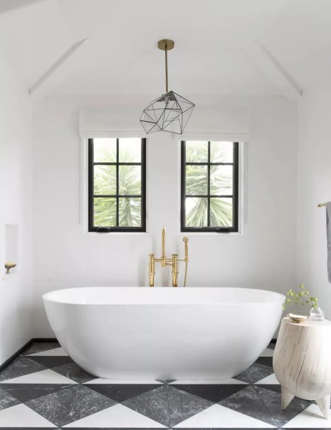 16-31-banheiros-que-incorporam-o-glamour-do-art-deco Assuma o risco com grandes azulejos triangulares – Os triângulos não aparecem muito no design de interiores, mas nos espaços Art Déco, eles estão por toda parte. Se quiser usar o padrão sutilmente, você sempre pode trocar ladrilhos backsplash quadrados por triangulares, e se quiser permanecer fiel à estética Art Déco, você pode revestir seus pisos com grandes ladrilhos triangulares em algumas cores de alto contraste.