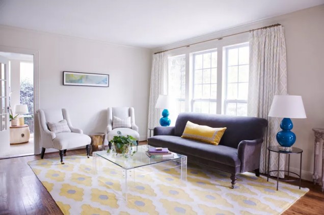 Crie interesse visual  – A decoração amarela pode adicionar instantaneamente interesse visual a um ambiente neutro. Pegue algumas almofadas amarelas fofas e um tapete para elevar instantaneamente a vida do seu espaço.
