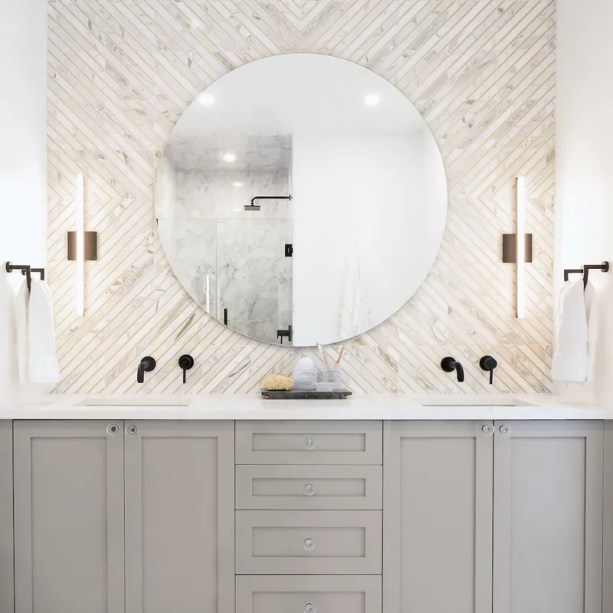 17-31-banheiros-que-incorporam-o-glamour-do-art-deco Crie um Sunburst com seu Backsplash – Um dos padrões menos apreciados do período Art Déco é o sunburst. Espelhos em forma de sol, cabeceiras e luminárias inspiradas no período são abundantes. Comprar um espelho em forma de raio de sol é uma maneira fácil de incorporar essa tendência em seu banheiro, mas outra é usar seus ladrilhos backsplash para criar um desenho de raio de sol que se ramifique de seu espelho, conforme mostrado na foto.
