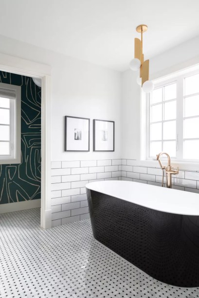 2-31-banheiros-que-incorporam-o-glamour-do-art-deco Use uma luminária geométrica – As luminárias Art Déco são algumas das mais impressionantes que já existiram. Uma maneira fácil de adicionar um toque extra ao seu banheiro é pendurando um lustre elegante e geométrico. Deixe que a luz seja o único destaque em seu espaço, ou acrescente outros detalhes Art Déco, como papel de parede e azulejos de alto contraste.