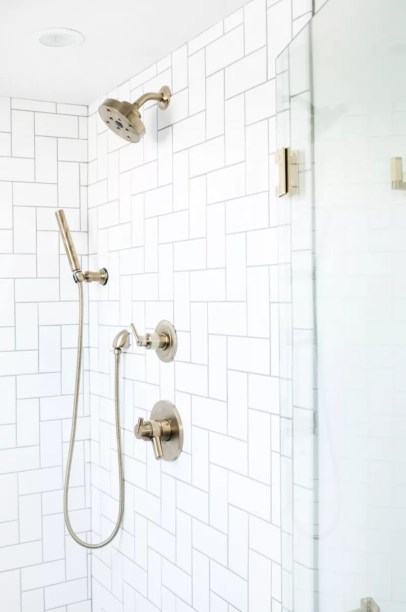 20-31-banheiros-que-incorporam-o-glamour-do-art-deco Crie um padrão com seus azulejos – Mesmo os clássicos azulejos brancos podem ser transformados em um toque Art Déco se você estiver disposto a ser criativo. Como? Em vez de colocá-los de maneira tradicional, use-os para criar um padrão. Vire alguns dos ladrilhos verticalmente e outros horizontalmente e junte-os para criar um padrão geométrico ousado.