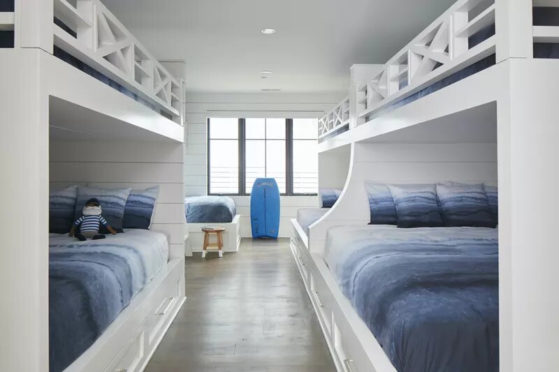 <span style="font-weight: 400">“A cama deve ser sempre o ponto focal do quarto e, com a aparência limpa e personalizada dos embutidos, sempre é. Os beliches embutidos não são apenas bonitos de se ver, mas também são mais seguros graças aos degraus, corrimãos e iluminação embutidos e resistentes, para que você não tenha medo de cair ao entrar ou sair da cama. "</span>