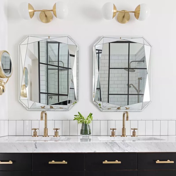 21-31-banheiros-que-incorporam-o-glamour-do-art-deco Escolha espelhos que se parecem com prismas – Não é difícil encontrar um espelho Art Déco. Graças à ênfase do período na geometria, praticamente qualquer espelho circular, quadrado ou retangular servirá. Mas se você quiser algo um pouco menos óbvio, considere usar um espelho que parece um prisma. Os triângulos que revestem a borda do espelho vão concordar com o compromisso da era com linhas elegantes, enquanto adicionam um pouco de interesse visual ao seu espaço.