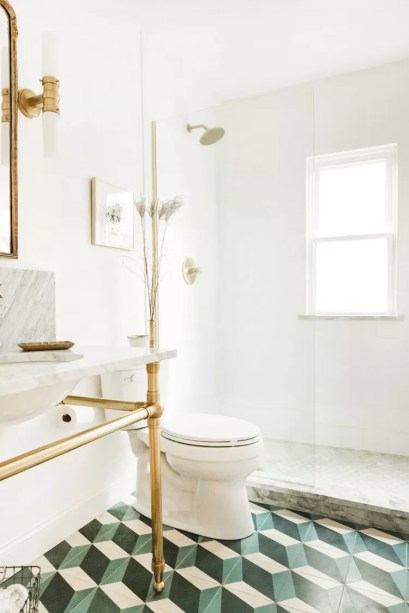 22-31-banheiros-que-incorporam-o-glamour-do-art-deco Transforme seu piso em uma ilusão de ótica – As ilusões de ótica não são necessariamente Art Déco, mas as formas nítidas que as compõem – e a forma como essas formas costumam ser escalonadas – têm uma aparência decididamente Art Déco. Se você está procurando uma maneira criativa de organizar o piso do seu banheiro, considere revesti-los com ladrilhos que parecem uma ilusão de ótica!