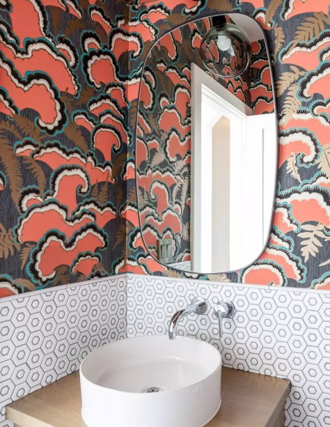 24-31-banheiros-que-incorporam-o-glamour-do-art-deco Faça camadas com alguns florais estilizados – Depois de toda essa conversa sobre geometria, você pode ficar chocado ao saber que estampas florais são bem-vindas em um espaço Art Déco, mas essa é a verdade. Claro, nem todos os florais se encaixam nesse perfil, mas algumas opções mais estilizadas o fazem, e combinam magnificamente com linhas nítidas e padrões preenchidos com formas.