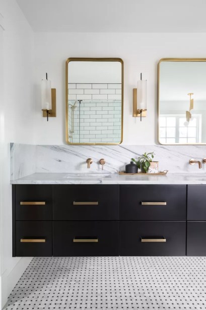 25-31-banheiros-que-incorporam-o-glamour-do-art-deco Aqueça o seu espaço com toques dourados – Os detalhes em metal permearam o período Art Déco e ainda são populares no design de interiores hoje. Se você está procurando uma maneira discreta de deixar seu banheiro mais Art Déco, considere polvilhar com alguns detalhes dourados. Ao coordenar as cores dessas peças, você pode manter um pouco da elegância característica da Art Déco, ao mesmo tempo que dá ao seu espaço um calor bem-vindo.