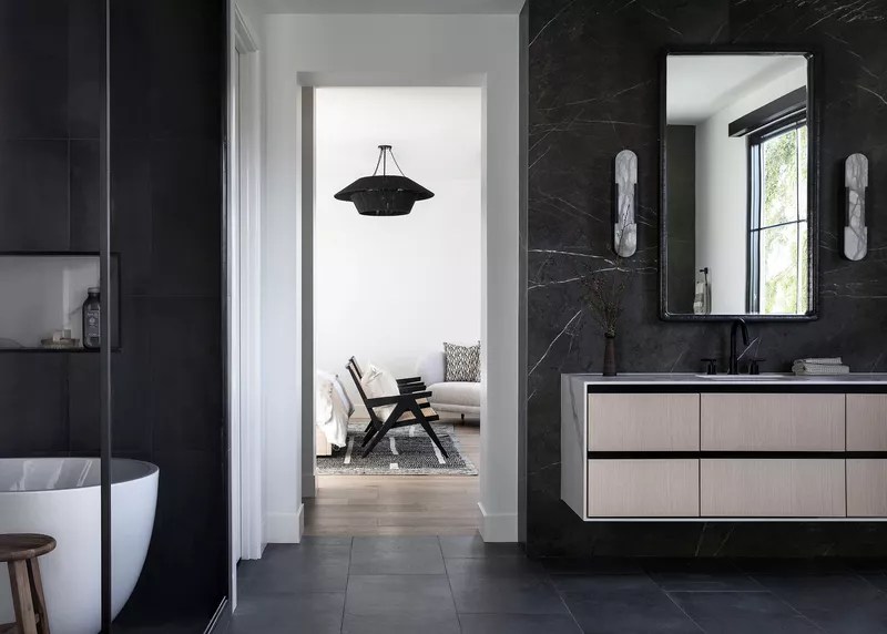 29-31-banheiros-que-incorporam-o-glamour-do-art-deco Faça tudo com mármore – O mármore é uma adição luxuosa a qualquer banheiro e, como o Art Déco é intrinsecamente glamoroso, combina perfeitamente com a estética. Invista em bancadas de mármore ou opte por pisos de mármore. Se você realmente quiser elevar o nível das coisas, pode revestir suas paredes com mármore também.