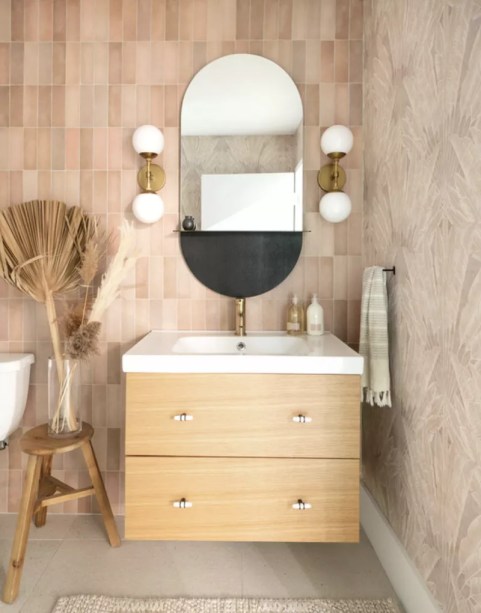 3-31-banheiros-que-incorporam-o-glamour-do-art-deco Adicione arandelas ao redor de seu espelho – A simetria é enorme em qualquer projeto Art Déco e, embora haja muitas maneiras de fazer seu espaço parecer simétrico, flanquear seu espelho com arandelas é muito atraente. Ao colocar duas peças correspondentes tão próximas, você chamará a atenção para a simetria que criou, tornando sua escolha de design marcante.