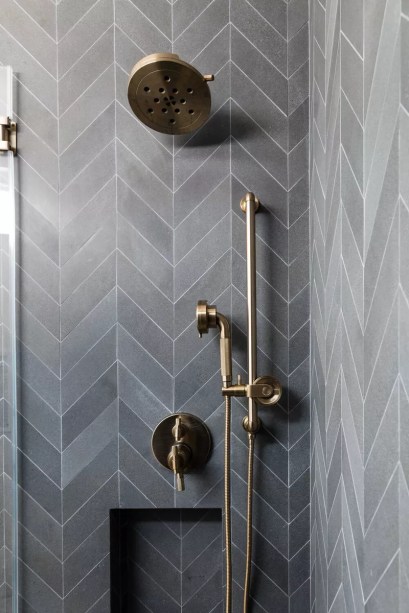 30-31-banheiros-que-incorporam-o-glamour-do-art-deco Dê uma chance ao chevron – Padrão em ziguezague formado por Vs invertidos, o chevron foi uma febre em meados da década de 2010. E curiosidade: também teve um momento no período Art Déco. Portanto, deixe de lado quaisquer noções preconcebidas que você tenha sobre a estampa e considere recebê-la em seu espaço.