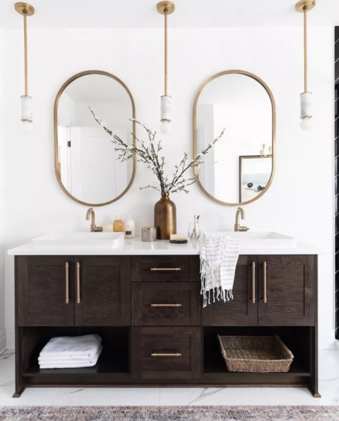 31-31-banheiros-que-incorporam-o-glamour-do-art-deco Detalhes de luxo – Pops de cores são populares em praticamente qualquer esquema de decoração, mas ao projetar um interior Art Déco, você pode querer usar alguns detalhes de luxo também. Luzes suspensas forradas de mármore, por exemplo, podem adicionar toques de glamour ao seu espaço, tornando-o mais elegante e, claro, mais Art Déco.
