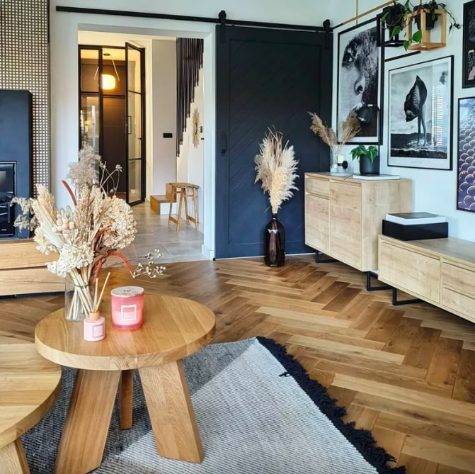 Sala com piso em madeira