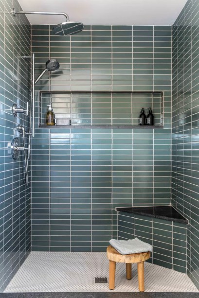 4-31-banheiros-que-incorporam-o-glamour-do-art-deco Comprometa-se com uma cor impressionante – Art Déco tem tudo a ver com formas nítidas e cores ousadas, então não tenha medo de aumentar sua paleta. Compre azulejos em um tom que você adora e transforme todo o seu chuveiro com um toque de cor.