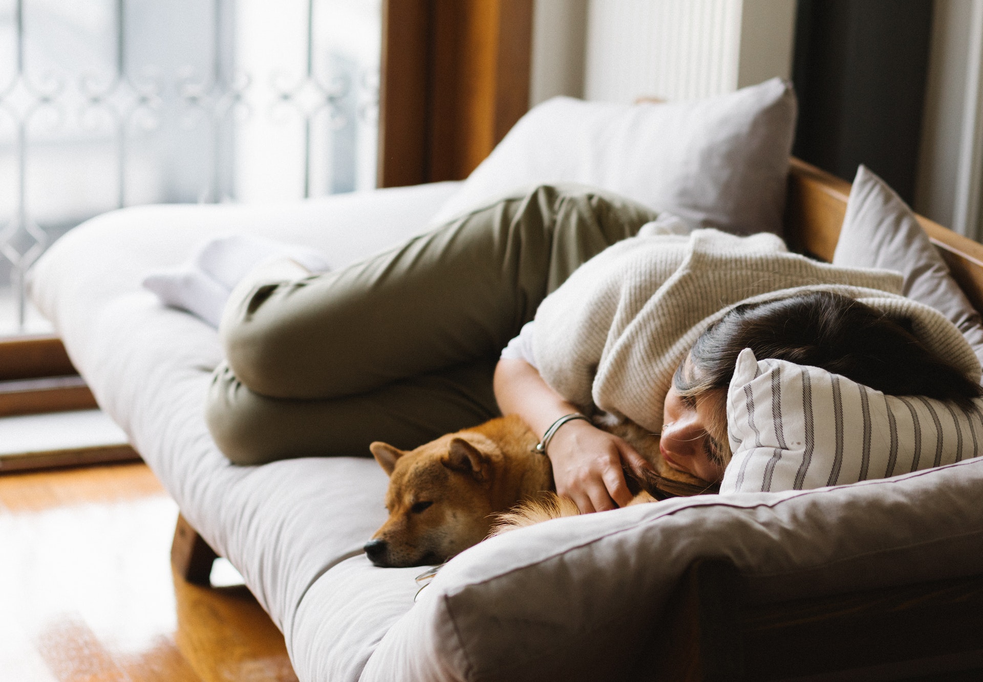 As 6 piores coisas que você pode fazer com seu sofá | CASA.COM.BR