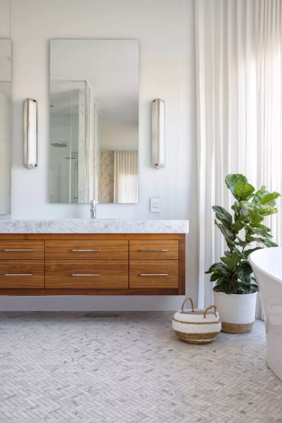 5-31-banheiros-que-incorporam-o-glamour-do-art-deco Adicione luxo com cortinas – Art Déco pode ser elegante, mas também é divertido, então procure oportunidades para adicionar glamour ao seu espaço. Cortinas podem não ser a primeira coisa que você pensa em pendurar em seu banheiro, mas aquele toque nada óbvio de elegância deve ajudar bastante.
