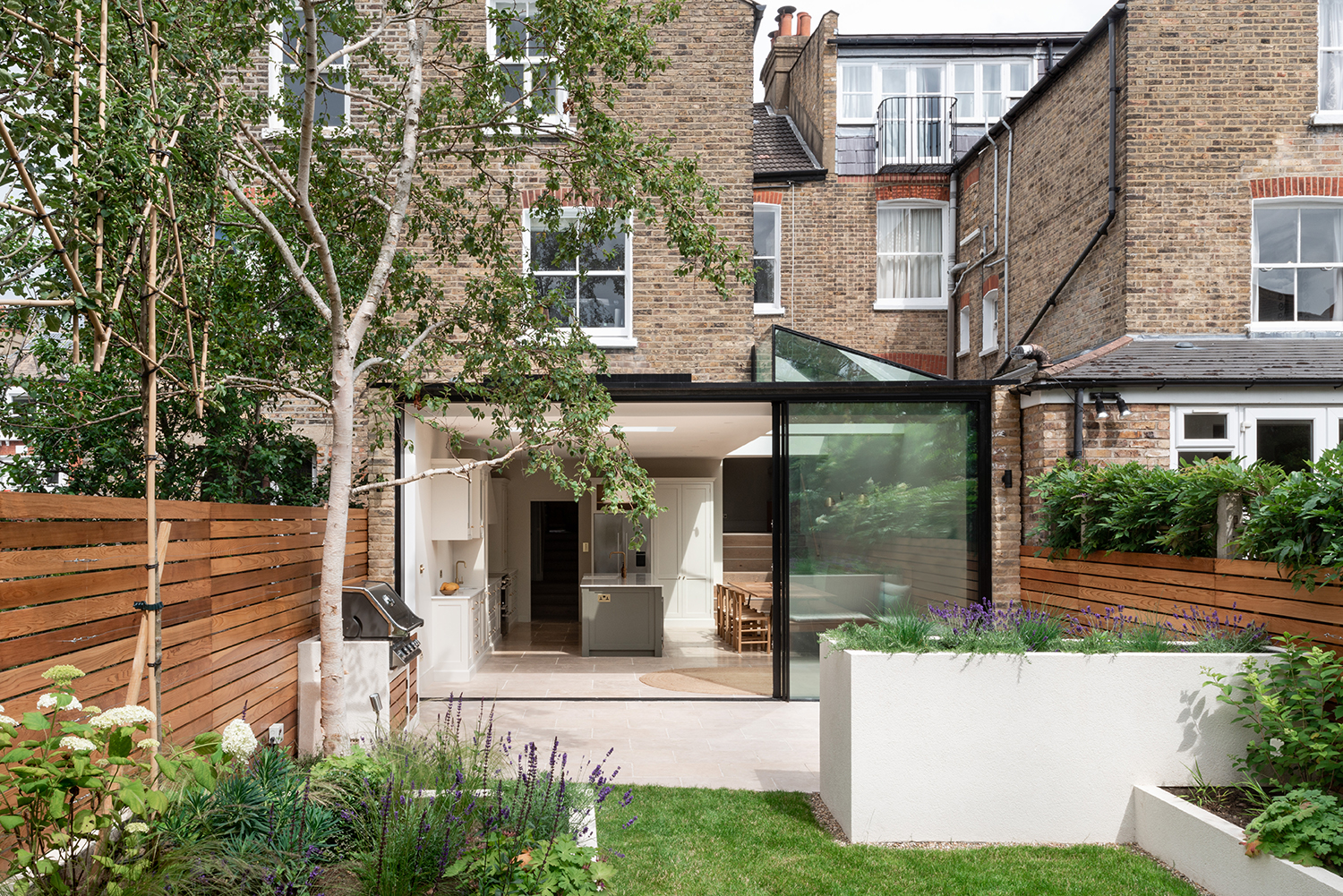 Cozinha se abre para o jardim nesta casa em Londres