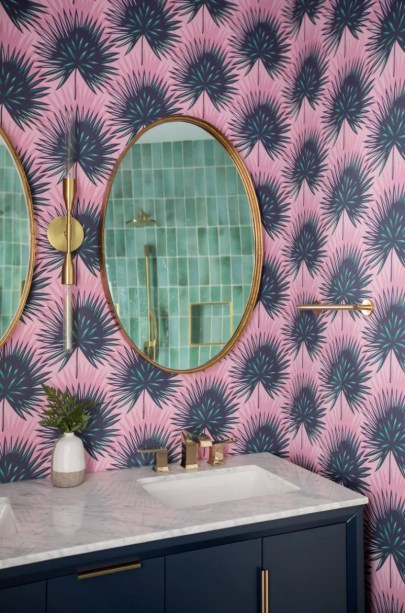 6-31-banheiros-que-incorporam-o-glamour-do-art-deco Defina a cena com papel de parede – Em sua essência, Art Deco é sobre decoração e, vamos ser honestos: o que é mais decorativo do que um papel de parede? Adquira um papel de parede ousado de paleta marcante para definir imediatamente o tom em seu espaço.