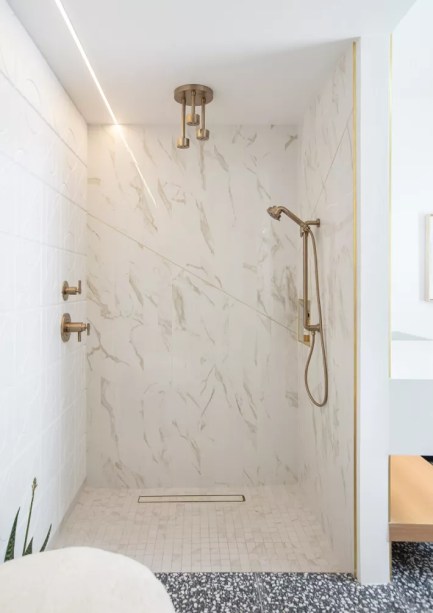 7-31-banheiros-que-incorporam-o-glamour-do-art-deco Escolha um chuveiro que parece um lustre – Muitos de nós colocamos os chuveiros firmemente na categoria de utilitários e não os consideramos parte de nosso projeto de decoração, embora eles possam ser. Se você tem olho para os detalhes e energia para trocar o seu chuveiro, considere trocá-lo por uma opção que se adapte à sua estética Art Déco. Há um punhado de opções de teto que parecem lustres elegantes. Que tal?