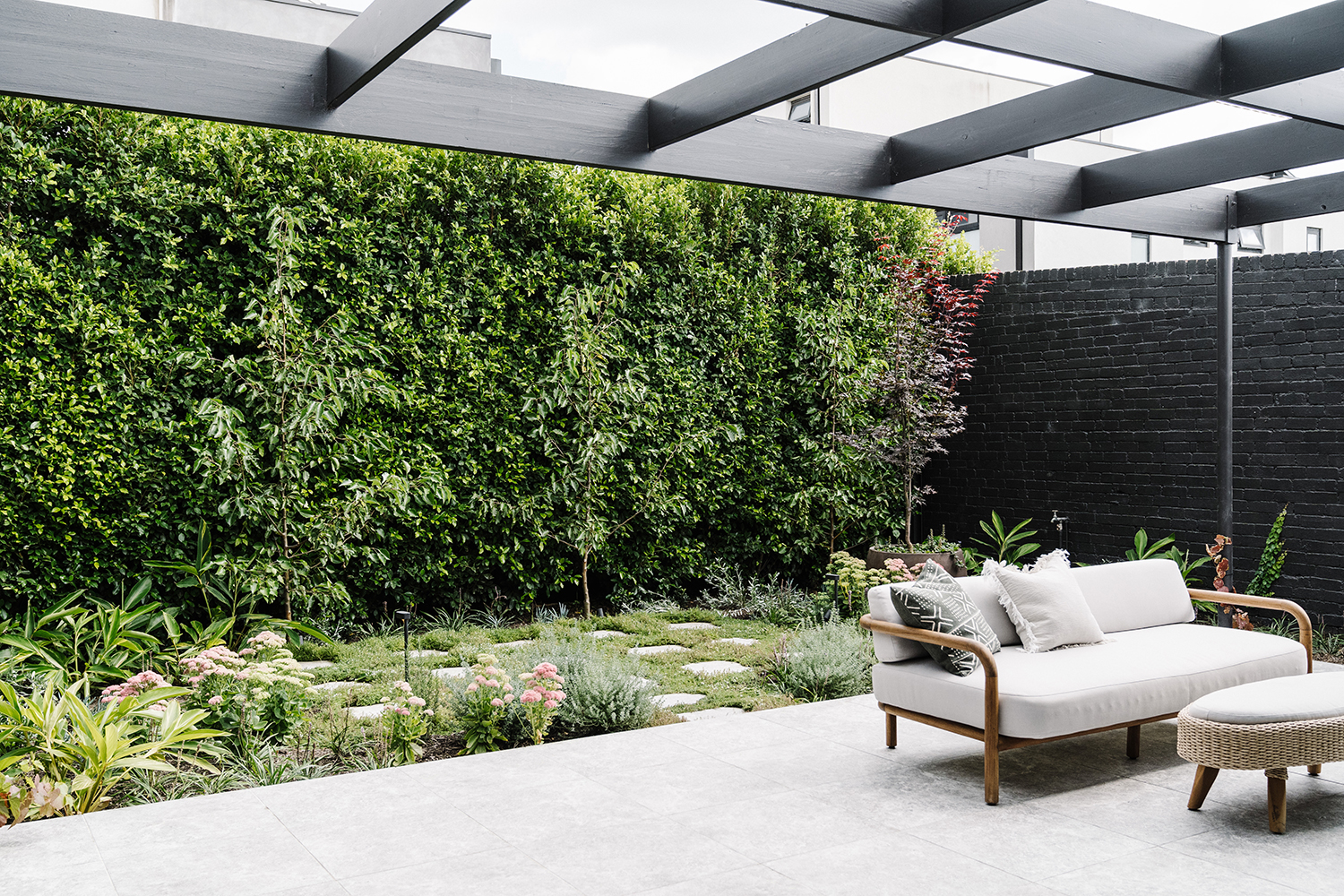 Reforma conecta casa de 160 m² a jardim e traz sensação de calma