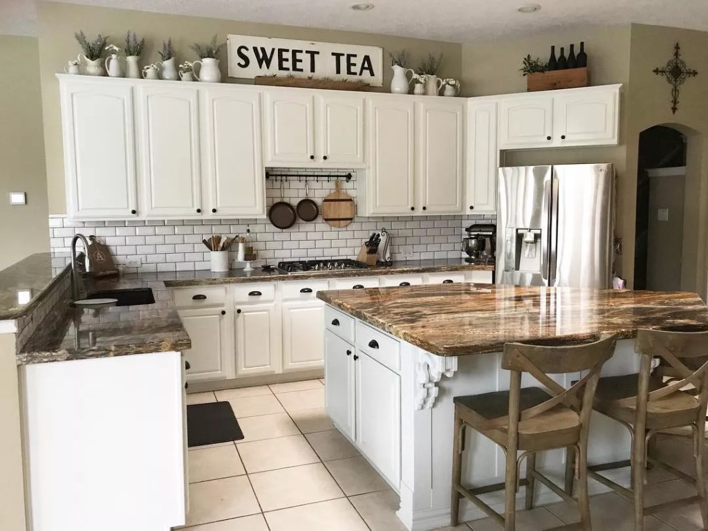 8-ideias-para-decorar-em-cima-dos-armarios-da-cozinha-casa.com-the-spruce-1-sawdustangel-instagram