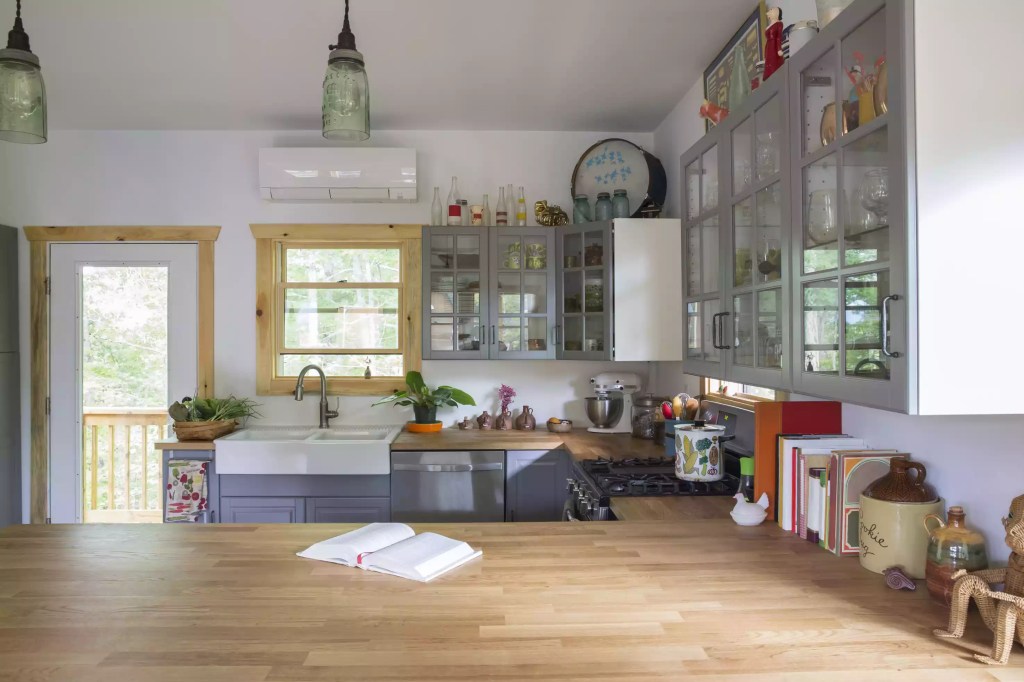 8-ideias-para-decorar-em-cima-dos-armarios-da-cozinha-casa.com-the-spruce-2-melissa-goodwin-getty-images