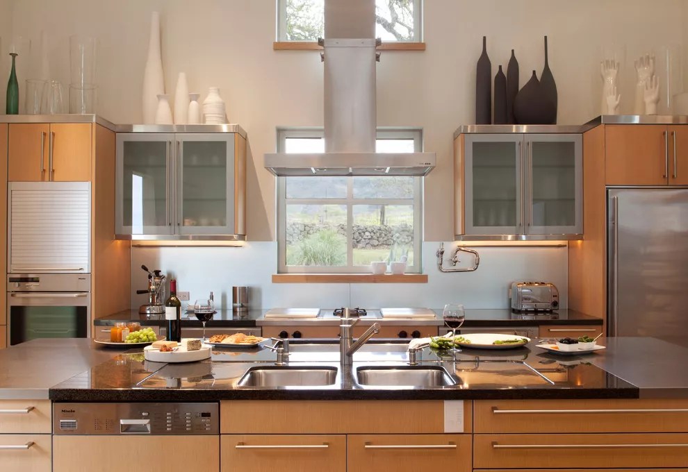 8-ideias-para-decorar-em-cima-dos-armarios-da-cozinha-casa.com-the-spruce-4-remick-associates