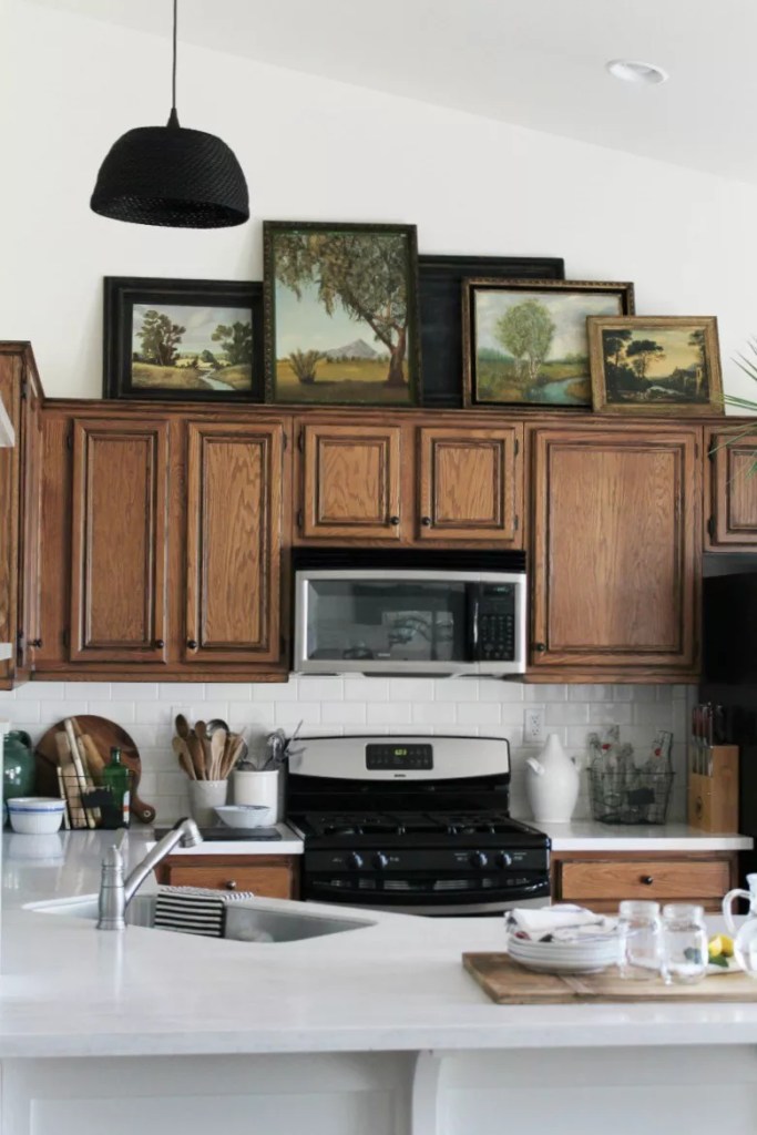 8-ideias-para-decorar-em-cima-dos-armarios-da-cozinha-casa.com-the-spruce-5-honey-n-hydrangea
