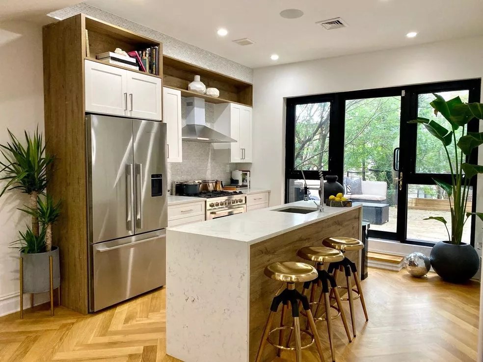 8-ideias-para-decorar-em-cima-dos-armarios-da-cozinha-casa.com-the-spruce-8-alvin-wayne