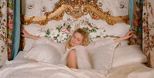 8-jeitos-simples-e-baratos-de-deixar-sua-cama-mais-chic-casacombr-giphy-10