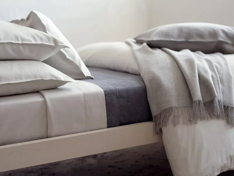 8-jeitos-simples-e-baratos-de-deixar-sua-cama-mais-chic-casacombr-thespruce-2