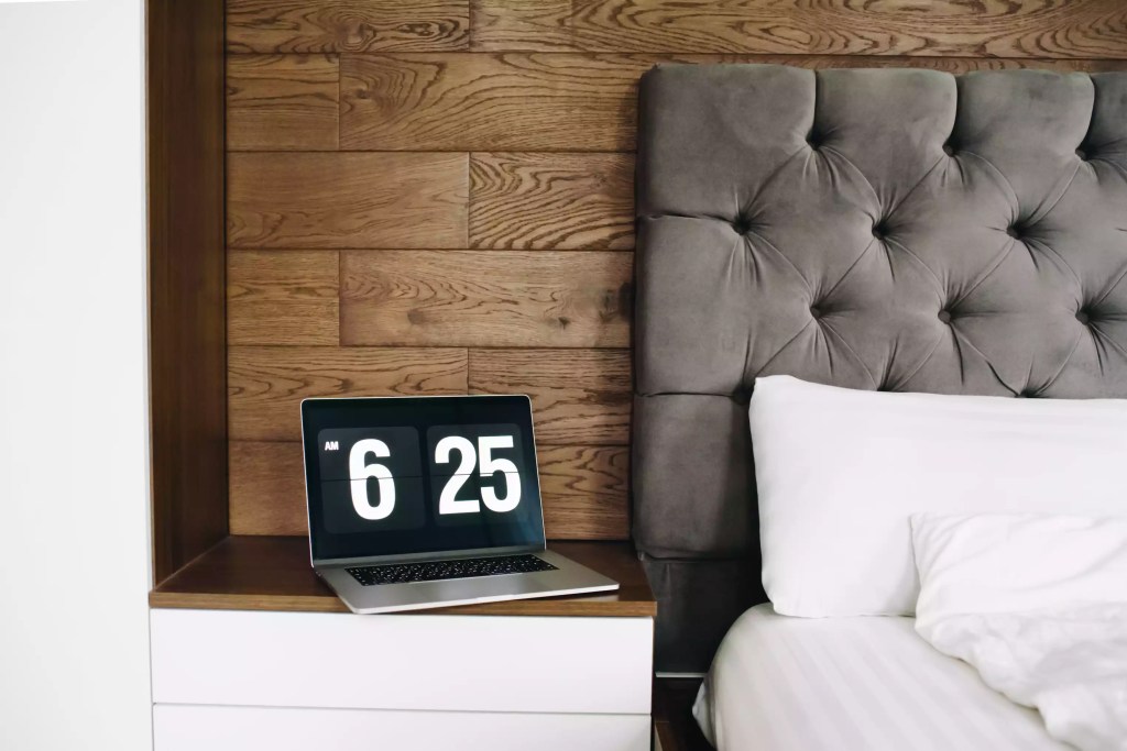 8-jeitos-simples-e-baratos-de-deixar-sua-cama-mais-chic-casacombr-thespruce-6