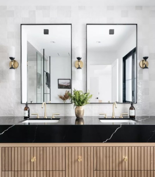9-31-banheiros-que-incorporam-o-glamour-do-art-deco Escolha um armário de alto relevo – Os armários de alto-relevo eram particularmente populares durante o período Art Déco. Na época, esses itens assumiam, em grande parte, a forma de esculturas. Mas hoje você ainda pode encontrar armários que fazem referência ao estilo. Troque sua penteadeira clássica por uma opção inspirada na Art Déco, como um gabinete de madeira texturizado com linhas sutilmente entalhadas.