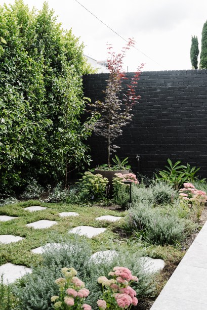 Reforma conecta casa de 160 m² a jardim e traz sensação de calma