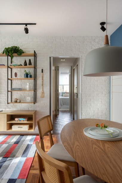Apê de 95 m² ganha suíte, cozinha integrada e muito charme após reforma
