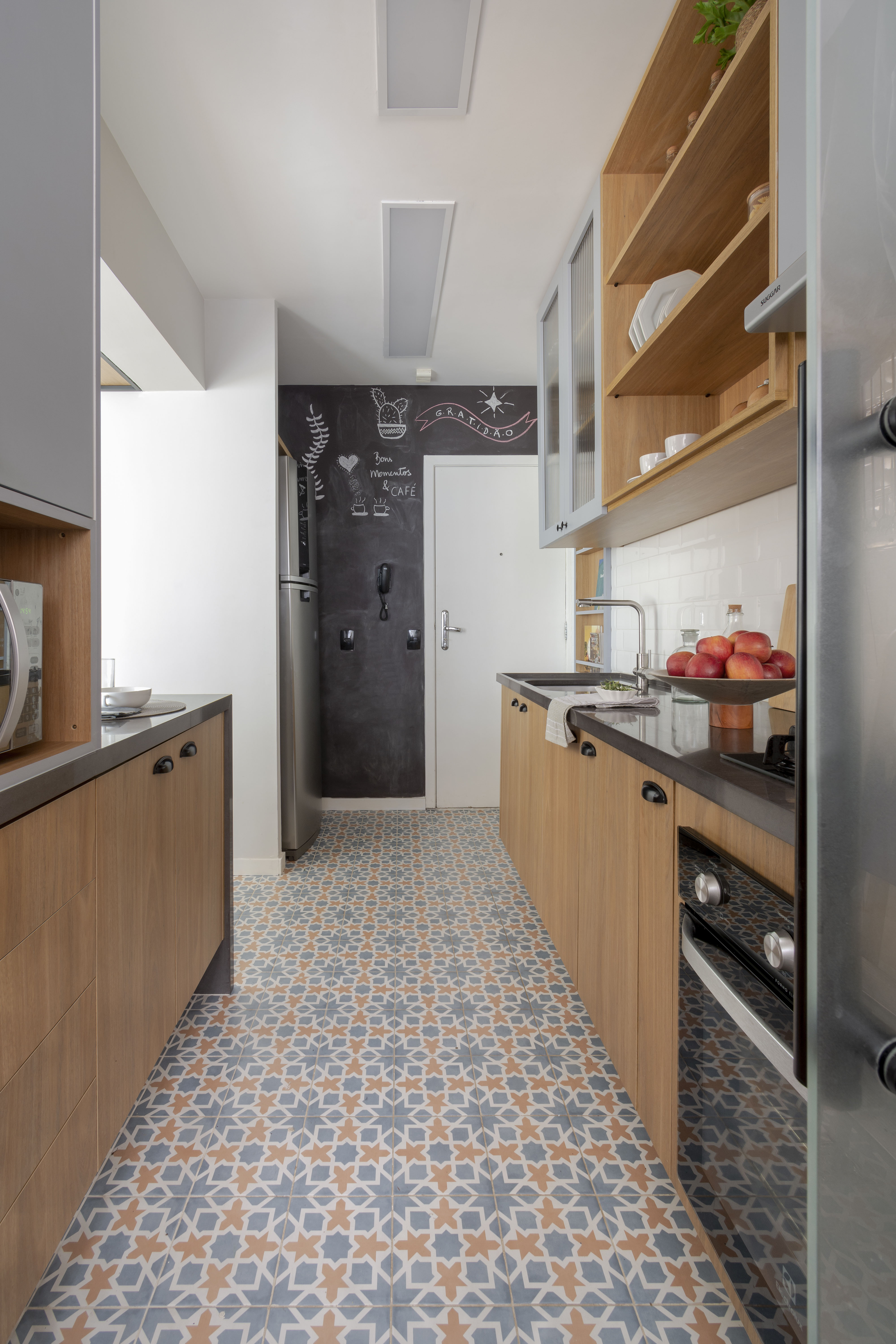 Apê de 95 m² ganha suíte, cozinha integrada e muito charme após reforma