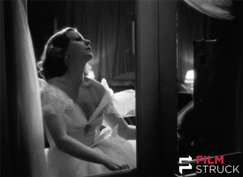 Gif de Greta Garbo fechando cortinas