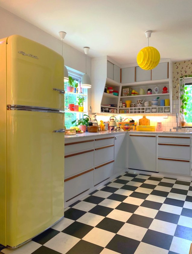 <span style="font-weight: 400">Este projeto foi inspirado nas cozinhas escandinavas. O exterior é retrô, mas o interior é moderno e feito sob medida! A geladeira amarela é o equilíbrio perfeito entre o antigo e o novo.</span>