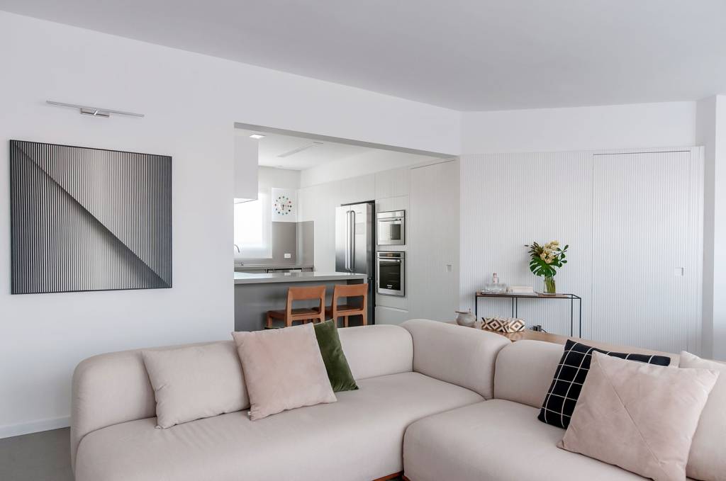 ambientes-integrados-com-estetica-minimalista-e-com-tons-claros-casa.com-estudio-marion-xavier-7