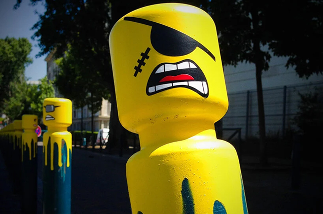 Artista transforma postes em pessoinhas de Lego!