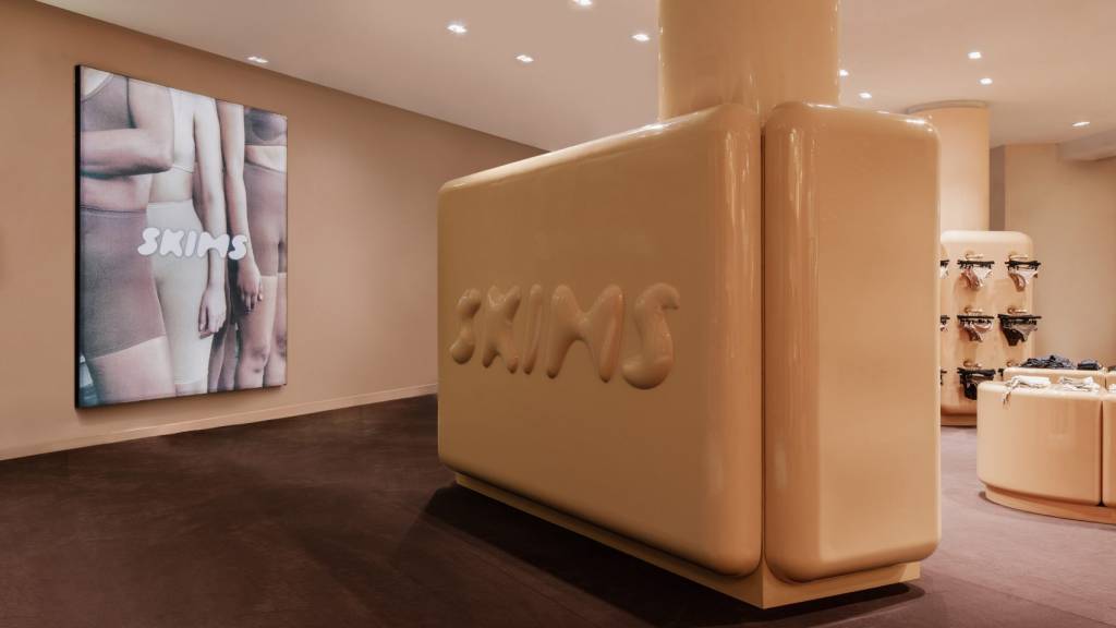 kim-kardashian-lanca-primeira-loja-pop-up-em-paris-dezeen-casacombr-1