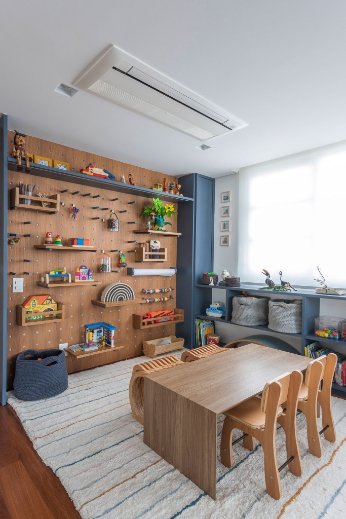 marcenaria-cor-e-obras-de-arte-sao-destaques-em-ape-de-250-m²-casa.com-karen-pisacane-thiago-travesso-28