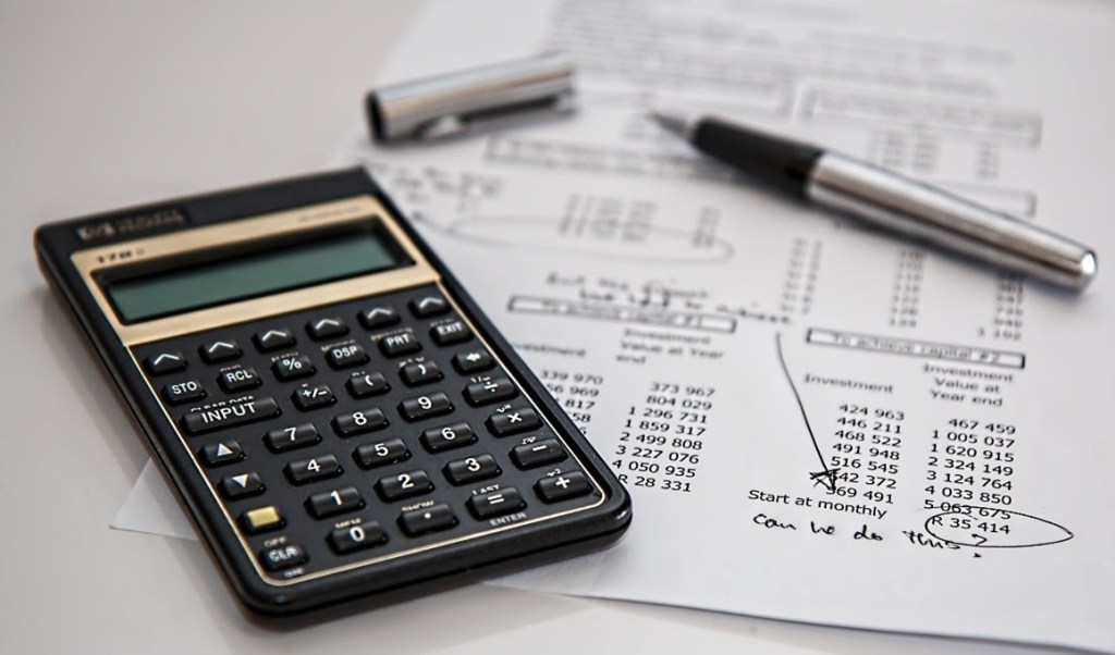 Papel com orçamento escrito e calculadora