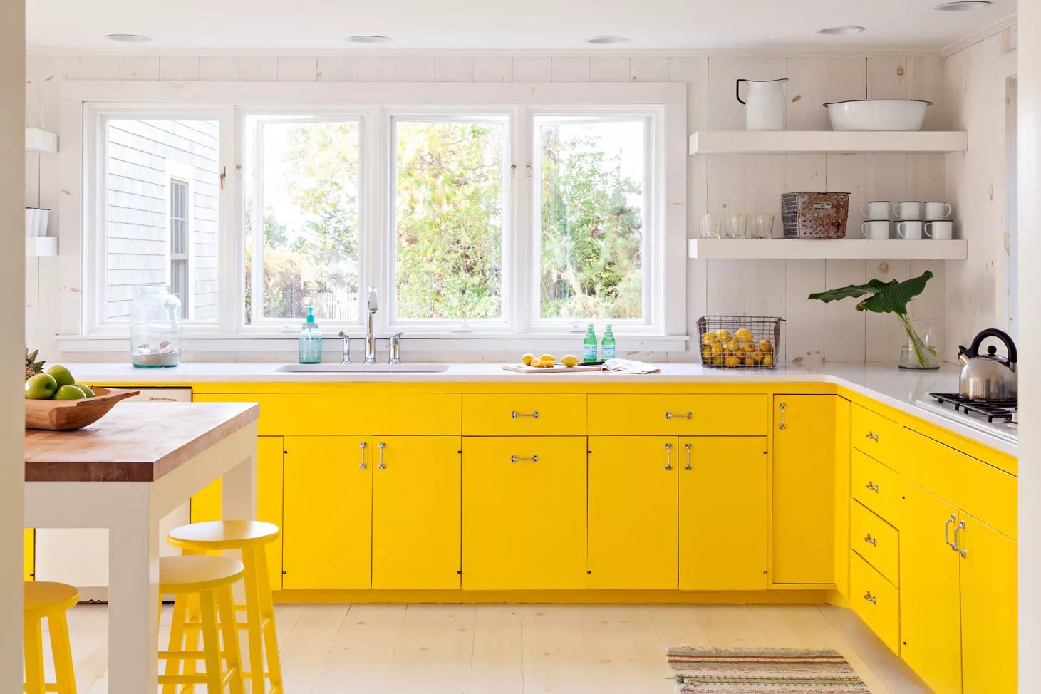 Cozinha com armários amarelos
